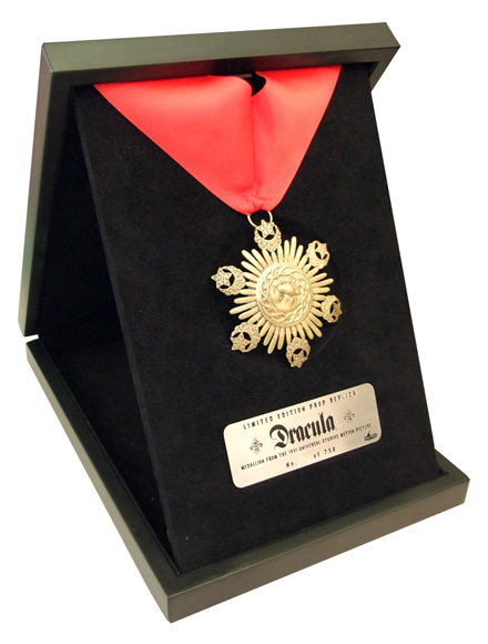 Factory Entertainment UM MEDALLION OF DRACULA LTD ED PROP REP REPLICA