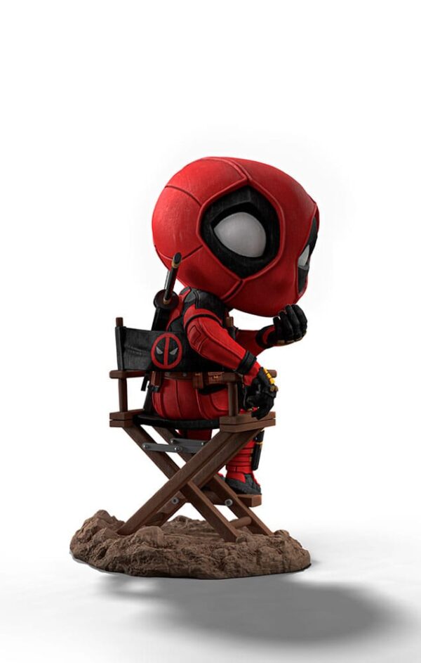 Marvel Deadpool e Wolverine MiniCo Statua Deadpool Sulla Sedia 13Cm Iron Studios