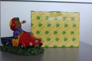 POSACENERE A FORMA DI MACCHINA CON UOMO RASTA