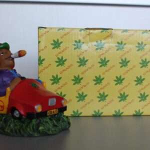 Posacere In Ceramica A Forma Di Macchina Con Uomo Rasta