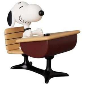 Peanuts Udf Series 18 Mini Figura Snoopy Con Desk 9 Cm Medicom