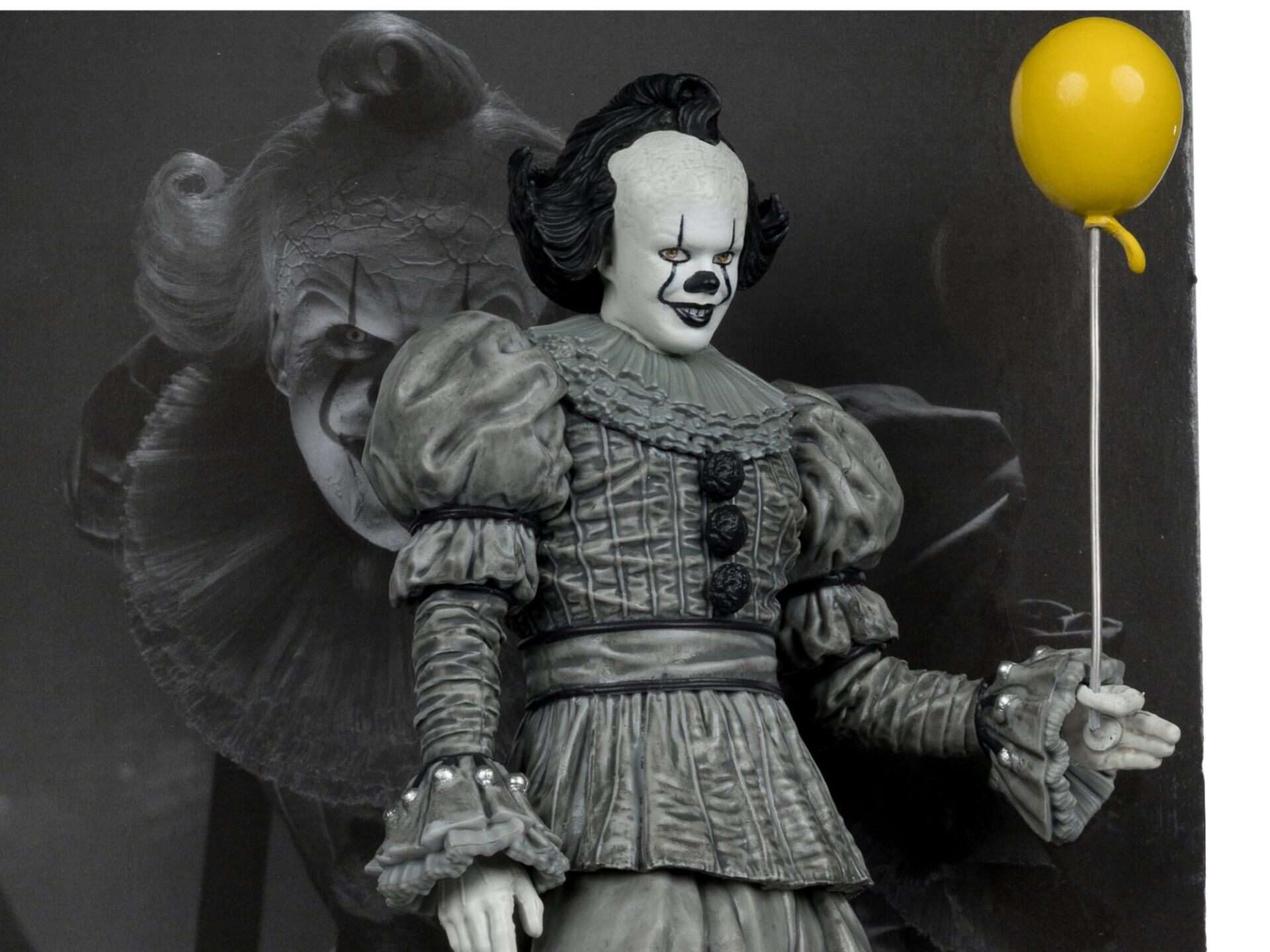 Movie Maniacs - Pennywise (Benvenuto Derry) Bianco e Nero Statua 16 cm PVC - Mcfarlane Toys