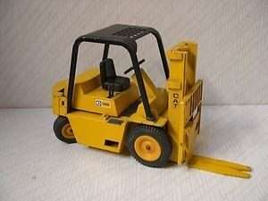 NZG 182 CAT V80E FORK LIFT MULETTO 1/25 Modellino